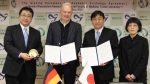 Eicke Latz mit Koji Tokoyoda, Miya Yoshino und Seiji Kageyama von der Totorri University bei der Vertragsunterzeichnung